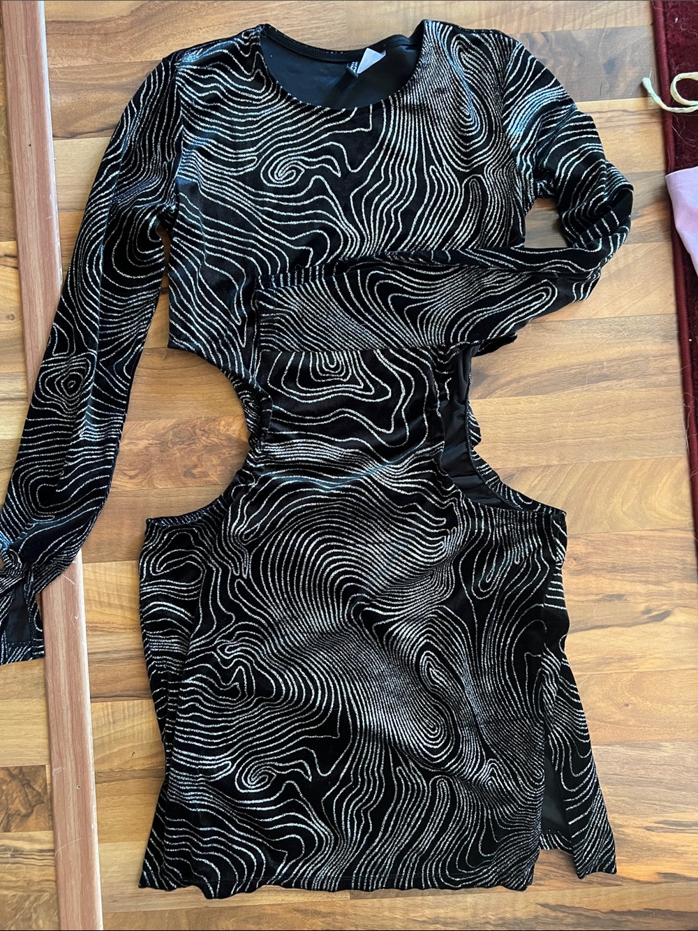 Divided sparkle waist hip cutout dress